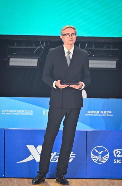 日至, 裁判谢尔盖, 目新闻记者